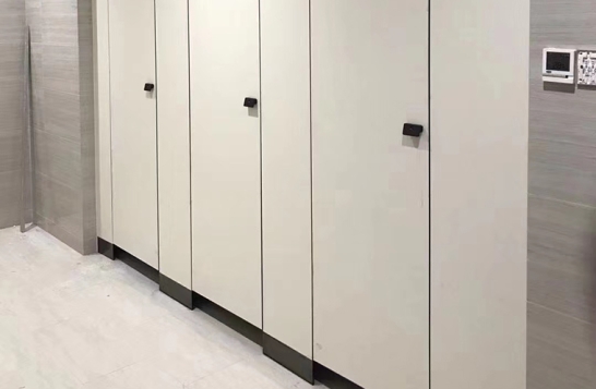 衛(wèi)生間隔斷材料種類介紹 及成品隔斷價(jià)格